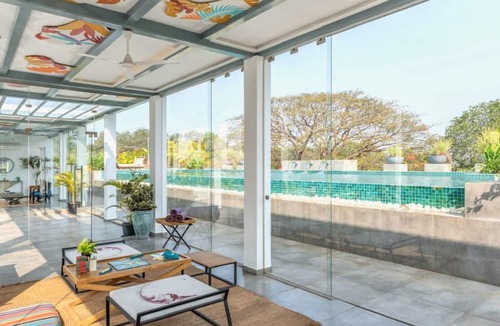 Reis Magos Apartment | Modern Tropical 2bhk Near Beach Pool Garden