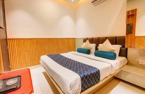Adarsh Nagar Hotel | Hotel Shri Sai Deluxe - 1 Min from Adarsh Nagar Metro | Couple, Business, and Family Friendly
