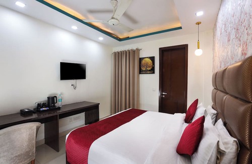 Kalkaji Hotel | The Bed and Rock