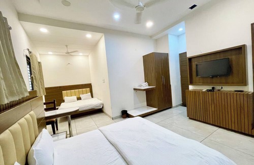 Ujjain Hotel | Hotel Govindam Inn - near Temple