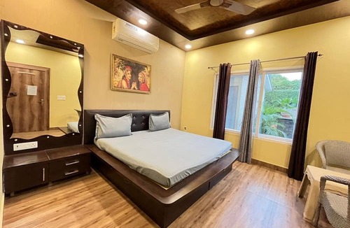 Noida Resort | GoBravo 37 - 2Bhk Farm with Pool & Garden Sec150 Noida