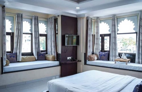 Lake Swaroop Sagar Hotel | Hide-in Udaipur