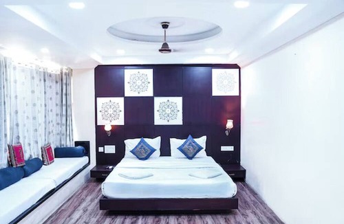 Lake Swaroop Sagar Hotel | Hide-in Udaipur