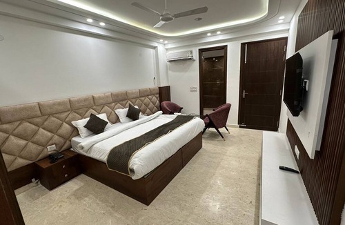 East of Kailash Hotel | The Royal Oakes