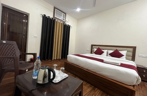 B4 Block Hotel | Badal Inn