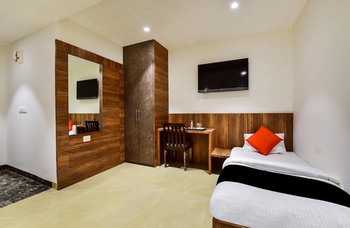 Uchiyarda Hotel | OYO Capital O Maurya Inn
