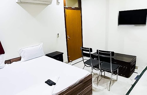 South Extension Hotel | Roomshala 142 Bed Chamber South ex