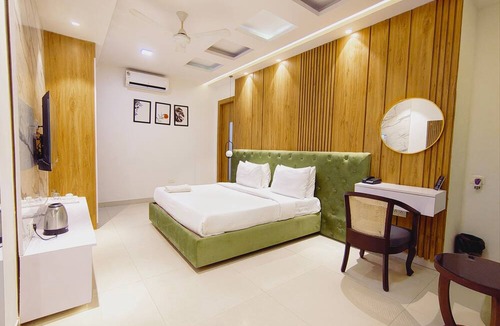 Sector 40 Hotel | The Hoften Elite Millennium City, Gurugram