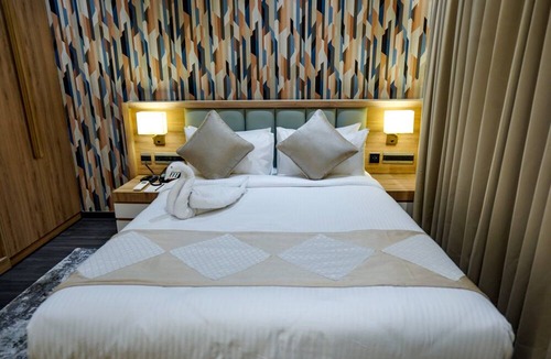 Sadar Hotel | M2 Square by Monday Premium