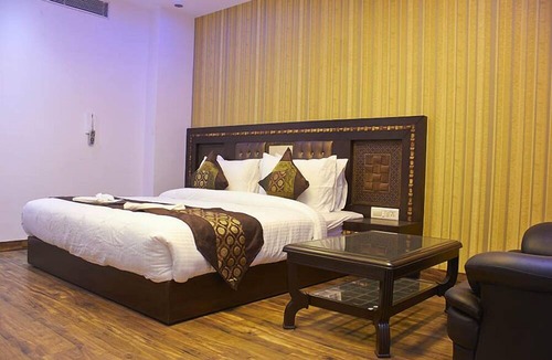 Pashim Vihar Hotel | Hotel Waterfall