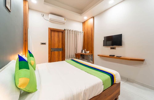 Bhopal Hotel | Treebo Lake City