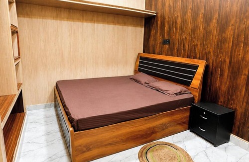 Mahmoorganj Hotel | Hotel Rainbow Comfort Stay