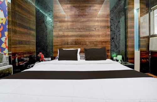 Kanpur House | Super Deluxe Room Palette Swaroop Nagar Shanti Kutir