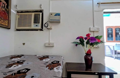 Sainik Farm Hotel | Gavari India's Delhi Hostel