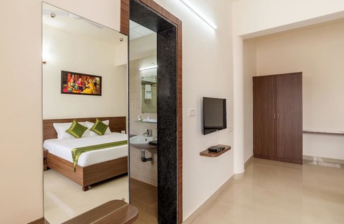 Adyar Hotel | Treebo Pappilon Palace - PVS Circle