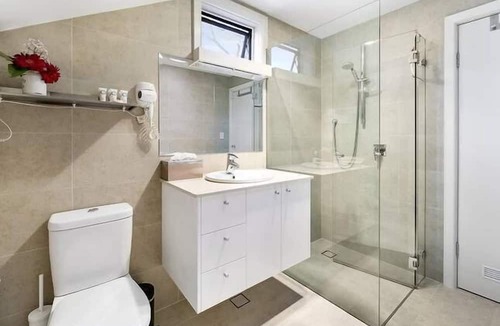 Balgowlah Heights Apartment | Triple Size Loft + Private Ensuite & Breakfast