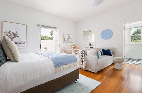 Lewisham Apartment | Executive Studio With Patio Near Trains