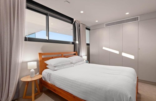 Tamarama Apartment | Modern 1-Bed with Tamarama Beach Views