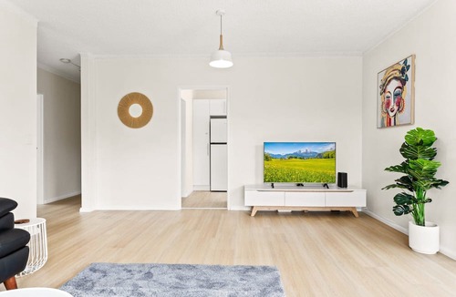 Ryde Apartment | Bright and convenient apartment, close to shops