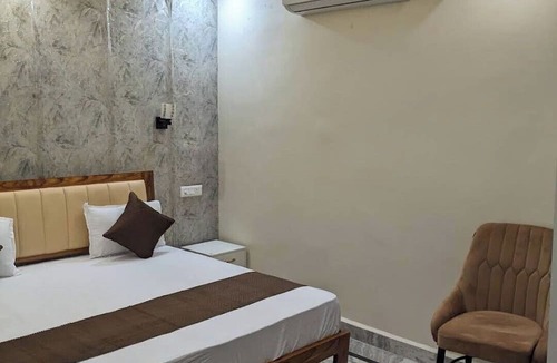Allahabad Hotel | Charming 7-bedroom hotel with AC in peaceful Prayagraj