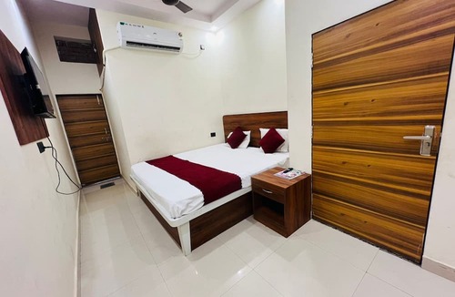 Varanasi Hotel | Unnati Paying Guest House Near Kaal Bhairav Temple deluxe ac room are Avaible.
