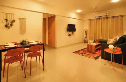 Santacruz Apartment | The Emerald Bloom, 2BHK Apt near Airport,Bkc&NMACC