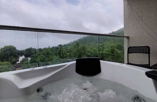 Palghar Apartment | Chillout space-Palghar with private JACUZZI!
