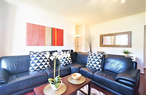 North Bondi Apartment | HolidayRento 2BR Bondi Beach with Air Con & Pool