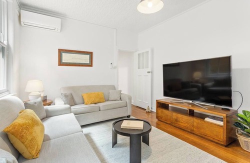 Millers Point Apartment | Harbourfront meets Heritage Chic near Barangaroo