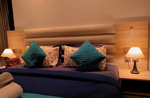 Noida Apartment | Charming 1-bedroom city and river view apartment in pleasant Noida with WiFi, AC