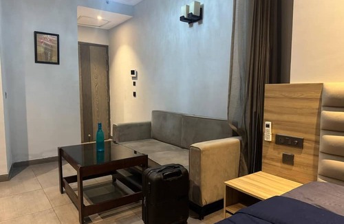 Noida Apartment | Charming 1-bedroom city and river view apartment in pleasant Noida with WiFi, AC