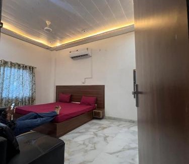 Taj Ganj Hotel | Hotel Chandan Palace 50 MTR Taj Mahal