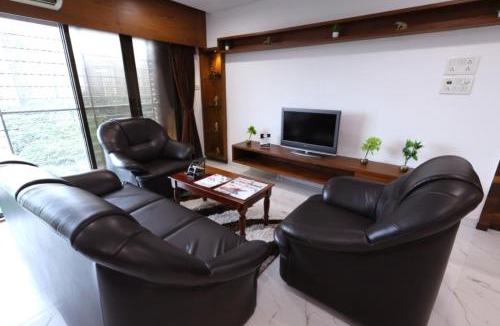 Kala Nagar Apartment | Spacious 3 bedroom entire apartment near BKC, Bandra East