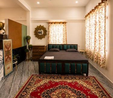 Jhusi Hostel | Divine Solace Luxury Dorm Near Triveni Sangam AC WiFi Parking