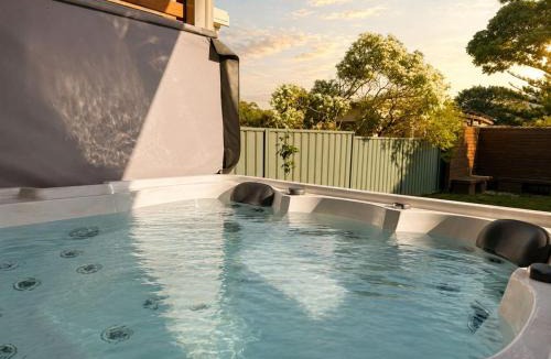 Fairy Meadow House | Wollongong Family Home with Jacuzzi & Garden