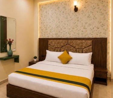 Mathura Bed & Breakfast | Hotel Mathura Prosperity - Central Location #Most Premium Rooms #Best Rated #Parking #Fully AC