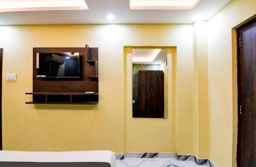 Madhyamgram Hotel | Hotel O The Crown