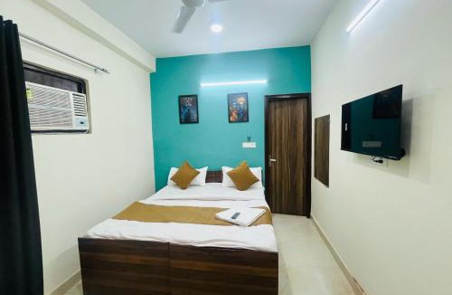 Sainik Farm Hotel | Hotel Anmol Heritage - IGNOU Road near metro station