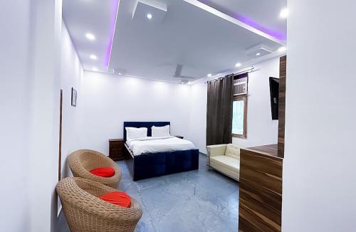 Sainik Farm Hotel | Hotel Anmol Heritage - IGNOU Road near metro station