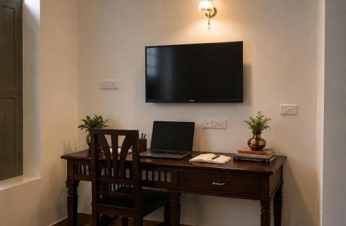 Kuthalam Hotel | Vox Valavan
