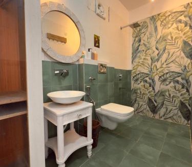 Kaul Hotel | THHPSOCIETY - Exstacy stays & cafe - Your Romantic & Cozy Getaway - Mountain view , Hot tub , Parking - MUKTESHWAR