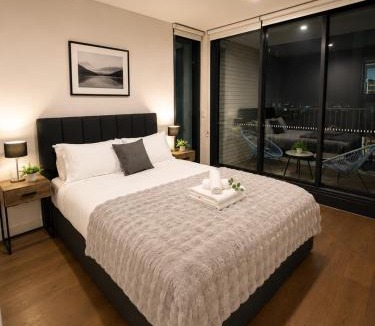 Lidcombe Apartment | Enormous Modern Retreat Gym Pool BBQ Parking Rooftop
