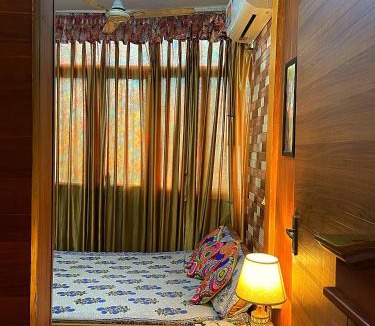 Chittaranjan House | Cozy private room in CR park with Green View
