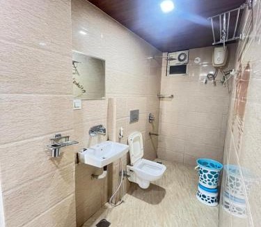 Nathdwara Hotel | HOTEL BANSURI 966o9o1oo6 just 75mtr from shreenathji temple I 2 min walking distance By SK