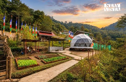 Pelling Villa | StayVista at The Stargazer with Mountain Views, Bonfire, Lawn