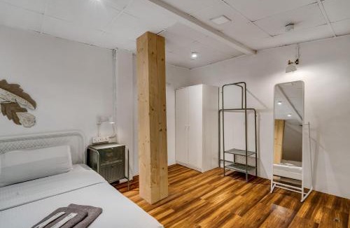 Pali Hill Apartment | Glass House 1BHK in Khar W by Square One Stays