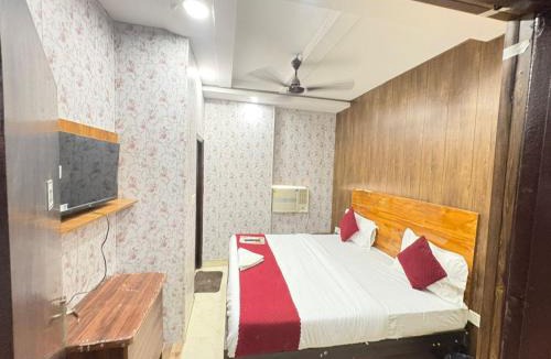 Delhi Hotel | Hotel Golden Stay 2 Mints walking from Rajendra Nagar Metro Station
