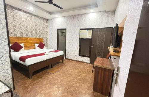 Delhi Hotel | Hotel Golden Stay 2 Mints walking from Rajendra Nagar Metro Station