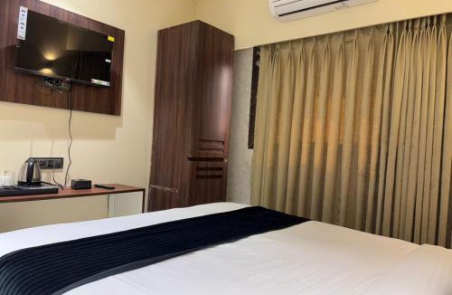 Vile Parle House | Hotel Golden Crown
