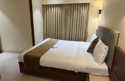 Vile Parle House | Hotel Golden Crown